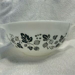 Vintage Pyrex Black and White Gooseberry Cinderella Bowl 1.5qt 442
